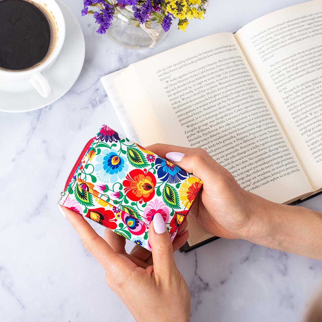Women's Small Polish Folk Art Compact Bifold Pocket Wallet (White)